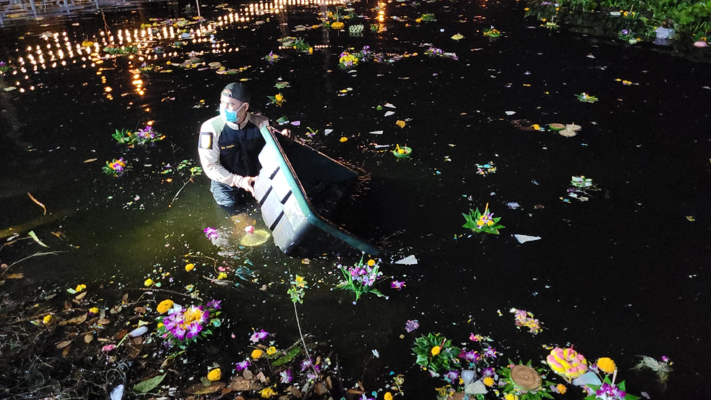 สลดวันลอยกระทง คุณตาวัย 57 ปี จมน้ำหลังลงเรือเก็บเงินในกระทง