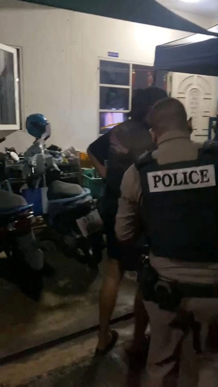 ตร.ยิงปืนช็อตไฟฟ้าจับหนุ่มคลั่งยาบ้า 