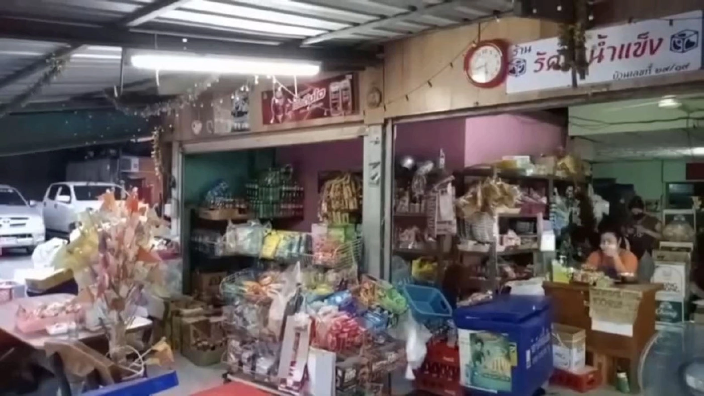 หนุ่มแสบตีเนียน ทำทีขอซื้อน้ำแข็งแอบฉกเงินยอดต้นกฐิน