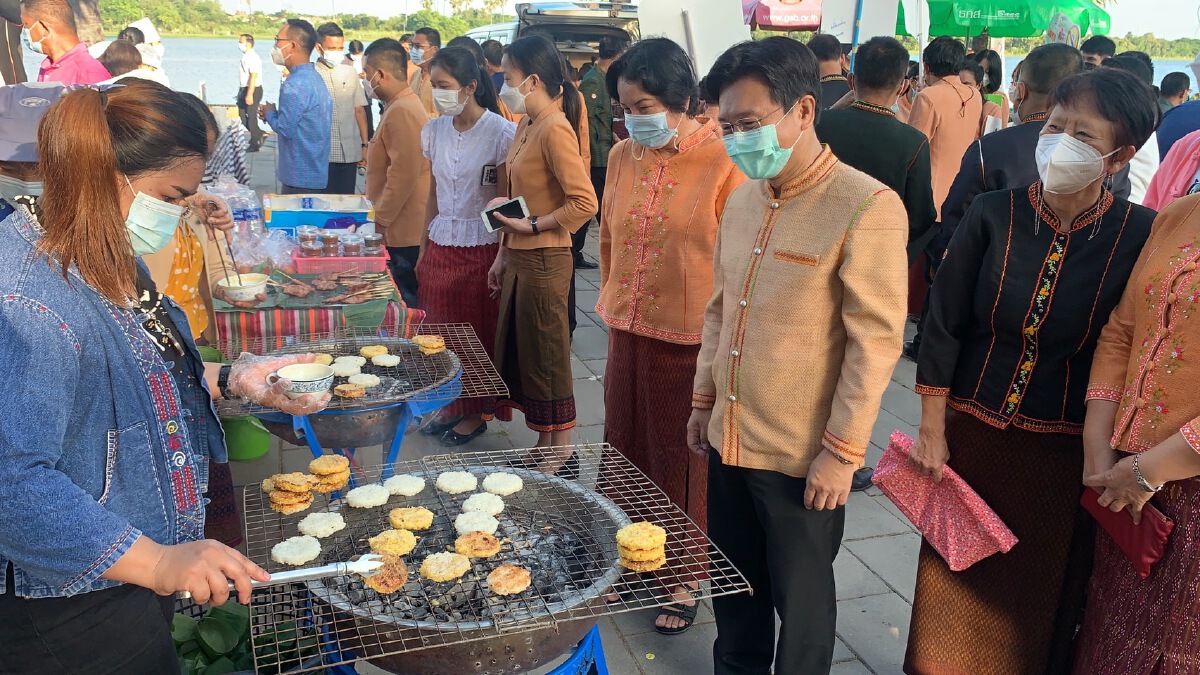 ฟื้นกิจกรรมสวมผ้าเบญจศรีใส่บาตร สัมผัสอากาศหนาวแรก