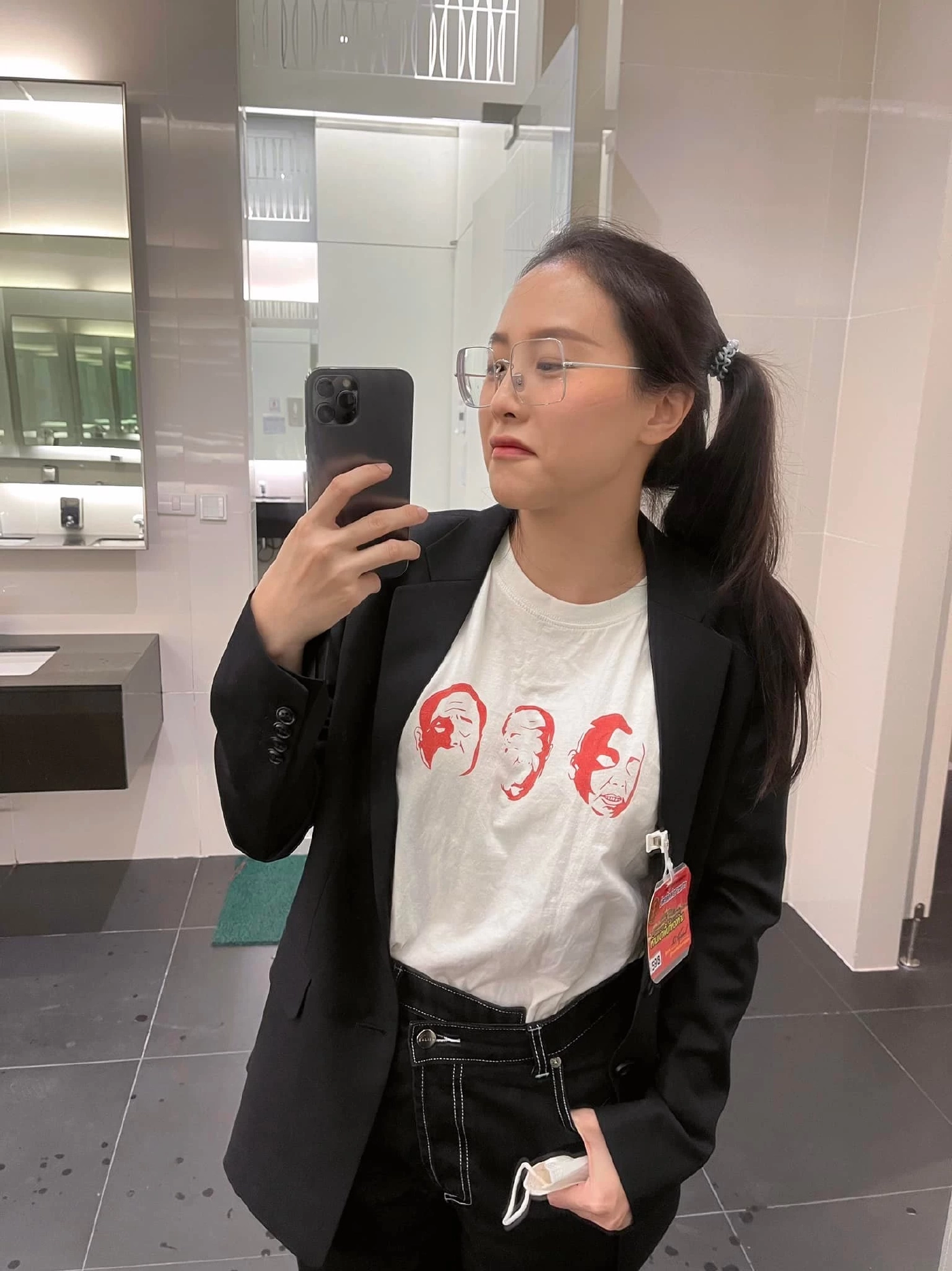 รักชนก ศรีนอก ถูก ต้อม ยุทธเลิศ ตบ-ถีบ เคลียร์ปัญหา "โกงเงินม็อบ"