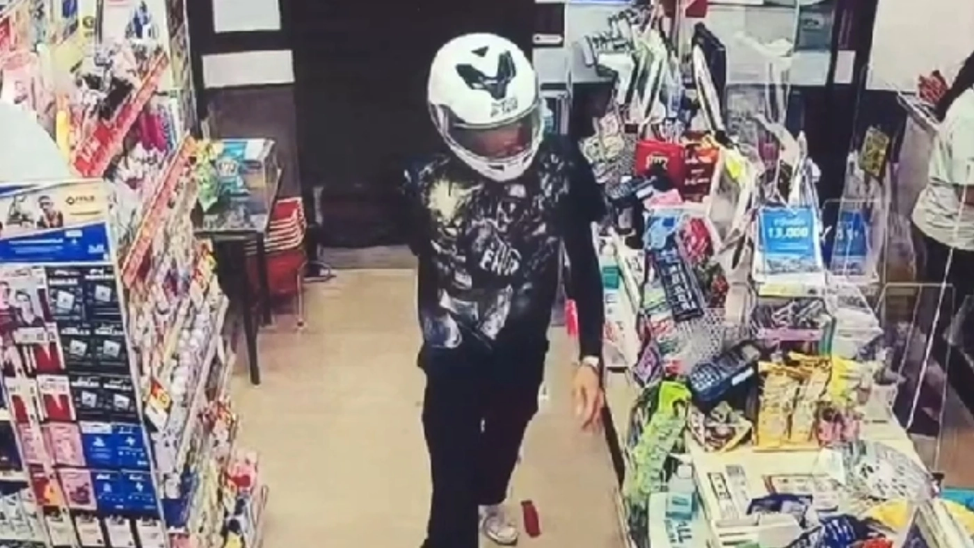 ตำรวจแสมดำ เจ๋ง ไม่ทันข้ามคืน รวบตัวคนร้ายจี้ชิงทรัพย์เซเว่นฯได้ทันควัน