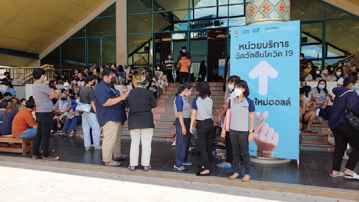 ล้นทะลักชาวเชียงใหม่นับหมื่นคนแห่ฉีดวัคซีนโควิด