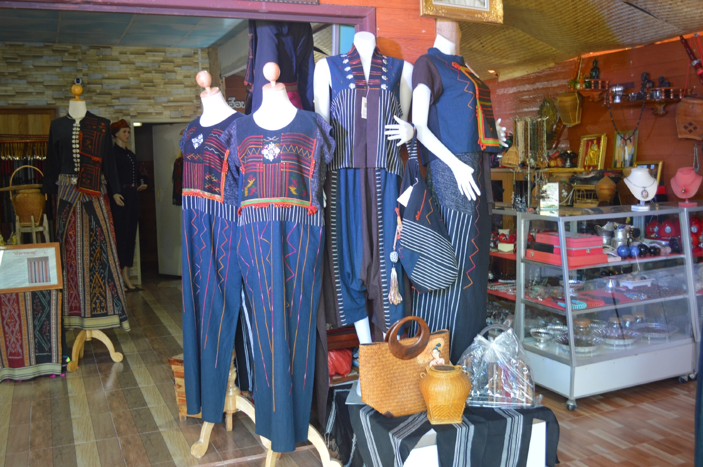 เปิดหมู่บ้านทำมาค้าขายแห่งใหม่ที่ชาวไทดำนาป่าหนาด