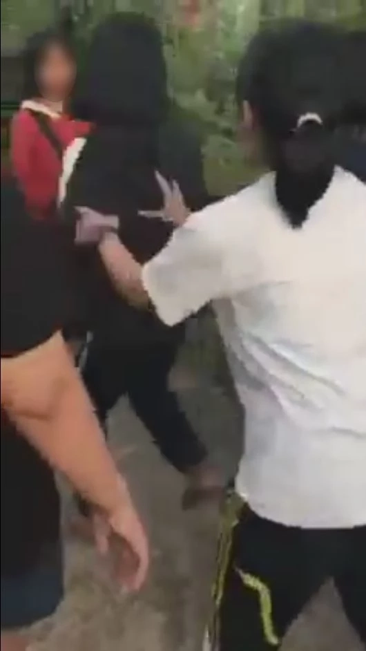 ประจานแก๊ง "นร.หญิง" อันธพาลไล่ตบรุ่นน้องฉุนเบื้ลท่อใส่