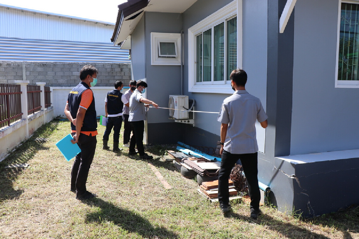 รอง ผวจ.กาญจนบุรี ติดตามความคืบหน้าสร้างกำแพงสูงมิดหลังคาบ้าน