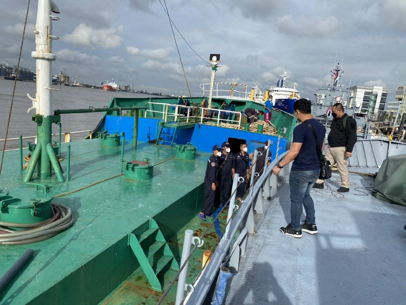 แฉขบวนการ"น้ำมันเถื่อนข้ามชาติ" โยงนักการเมือง