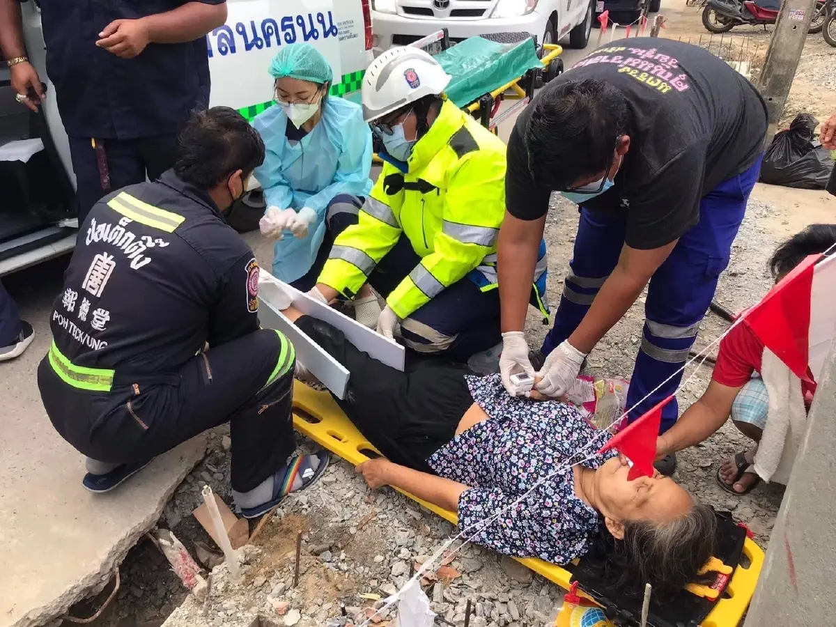 ช่วยชีวิตหญิงสูงวัย ปั่นจักรยานล้มถูกเหล็กแหลมเสียบขา 2 ข้าง