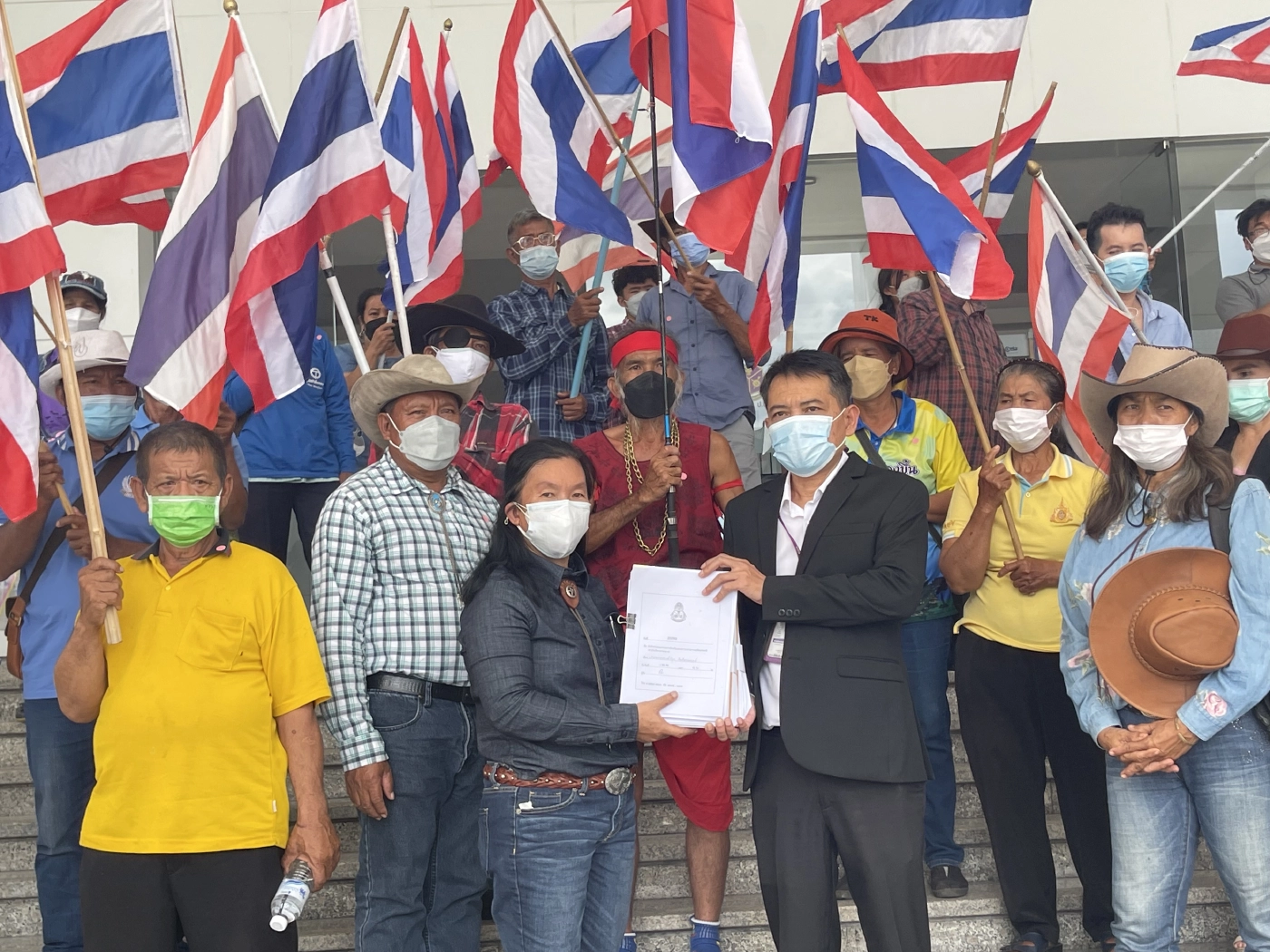 ร้อง ป.ป.ช. ตรวจสอบอดีตอสส. ละเว้นคดีเหมืองทองคำ