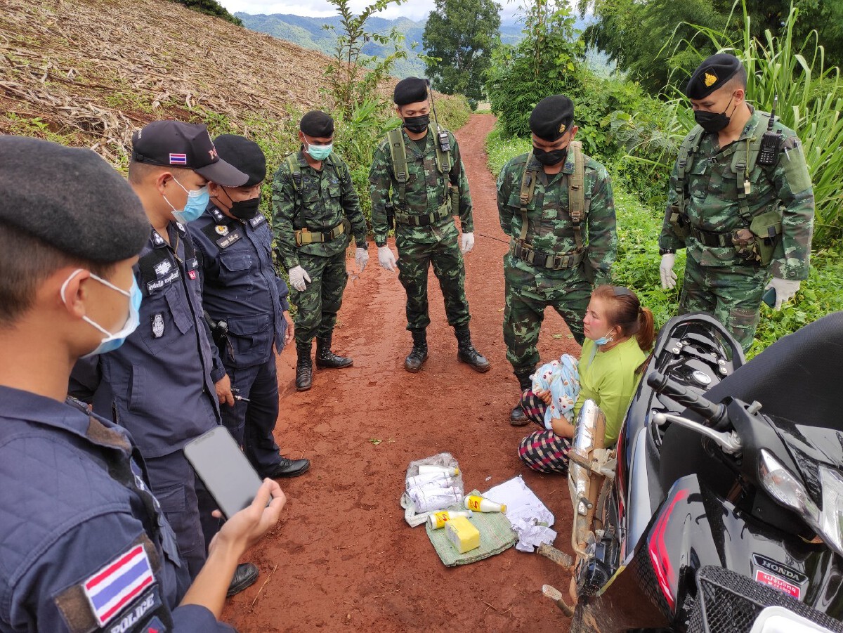 ผัวใจร้ายเจอด่านตรวจวิ่งหนีเอาตัวรอดทิ้งเมียโดนจับพร้อมยาเสพติด