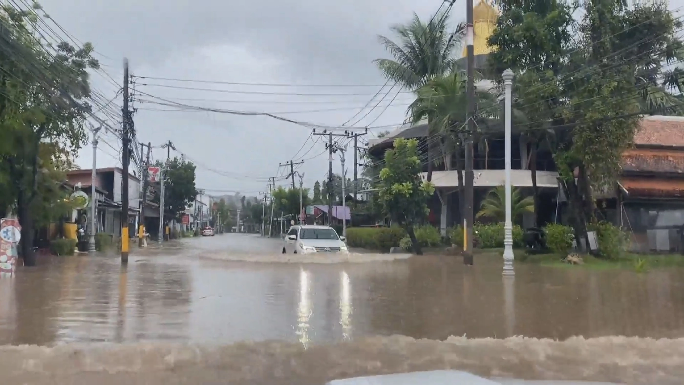 ฝนกระหน่ำเกาะสมุย! น้ำระบายไม่ทันท่วมถนนหลายจุด
