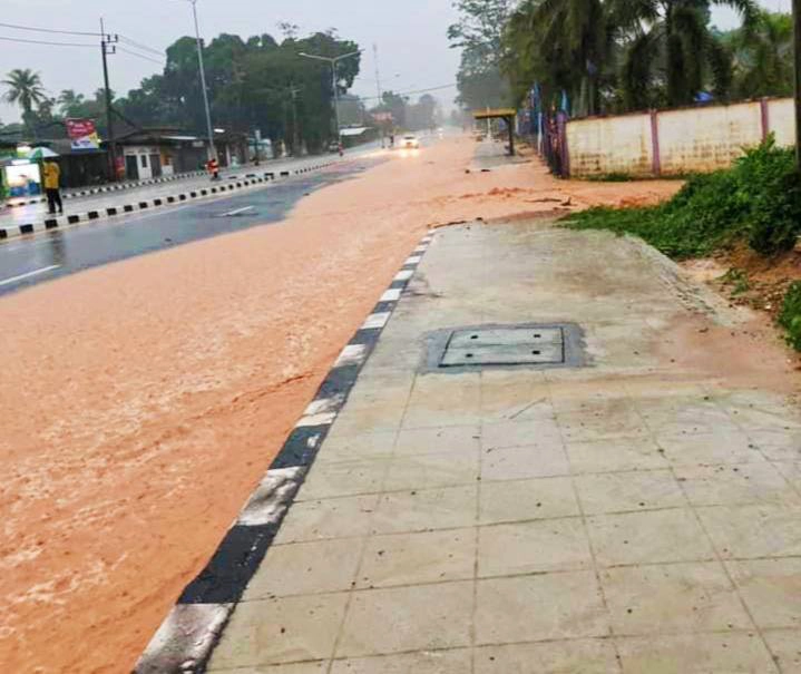 ฝนตกต่อเนื่องน้ำป่าหลากท่วมถนนสายหลัก-รอง เมืองพัทลุงพังเสียหาย