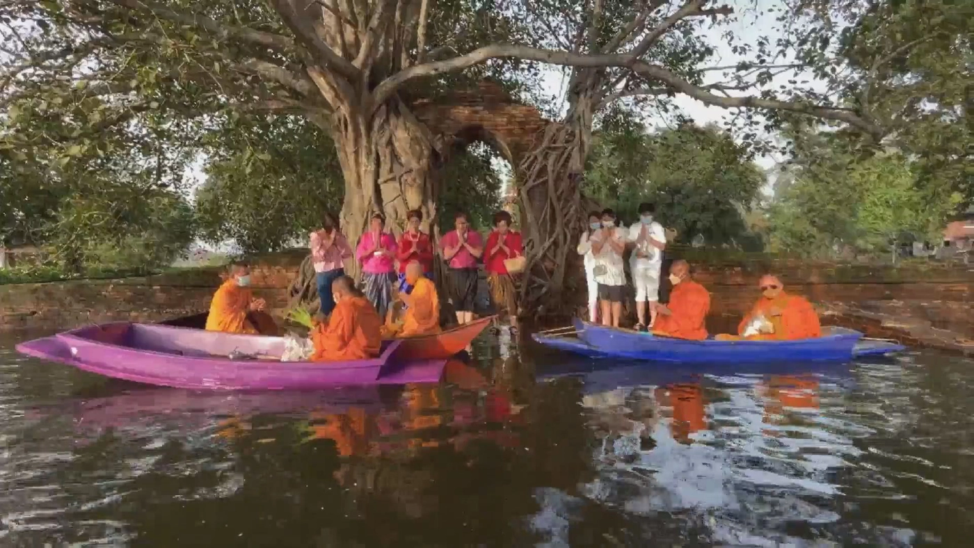 คึกคัก นนท.แห้ใส่บาตรประตูกาลเวลา แม้น้ำท่วม สร้างรายได้กว่า 2 พันบาทต่อวัน