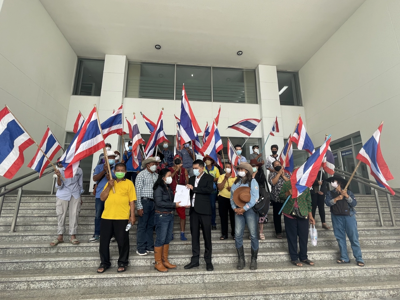 ร้อง ป.ป.ช. ตรวจสอบอดีตอสส. ละเว้นคดีเหมืองทองคำ