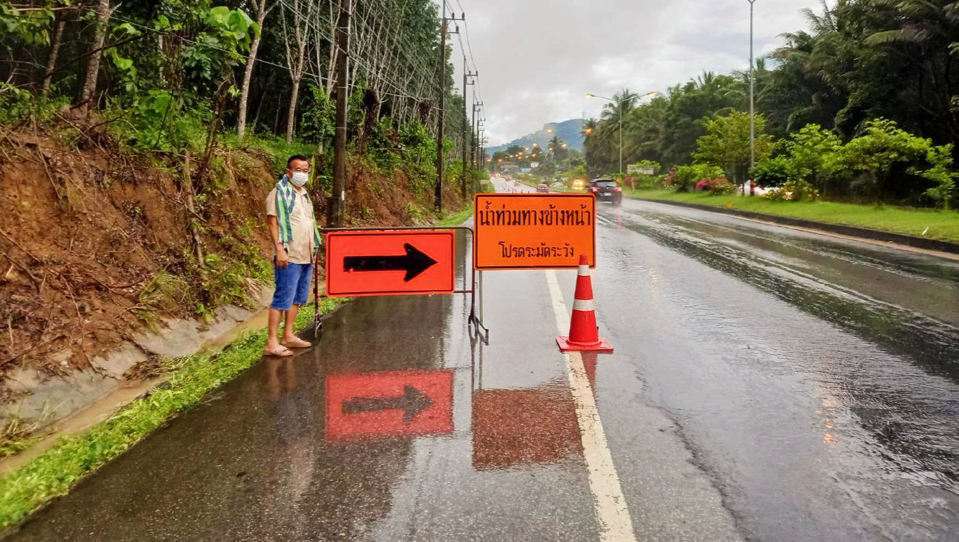 ฝนตกต่อเนื่องน้ำป่าหลากท่วมถนนสายหลัก-รอง เมืองพัทลุงพังเสียหาย