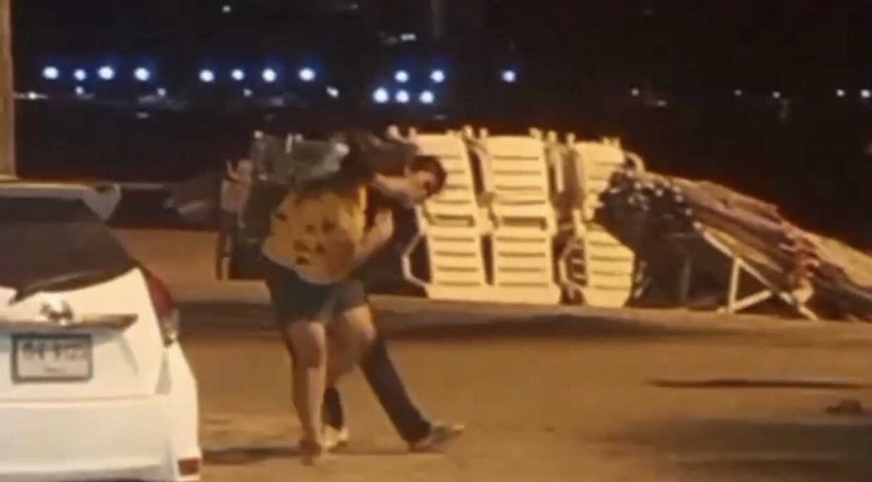 กลุ่มวัยรุ่นพัทยานัดเคลียร์ปัญหาหัวใจไม่ลงตัว เปิดศึกต่อยกันเดือด