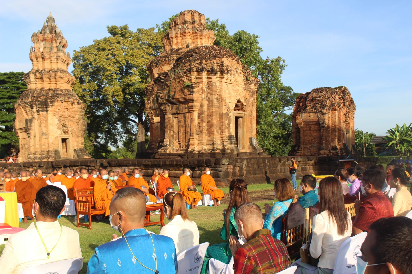 ชาวสุรินทร์สืบสานประเพณีใส่บาตรปราสาทศีขร