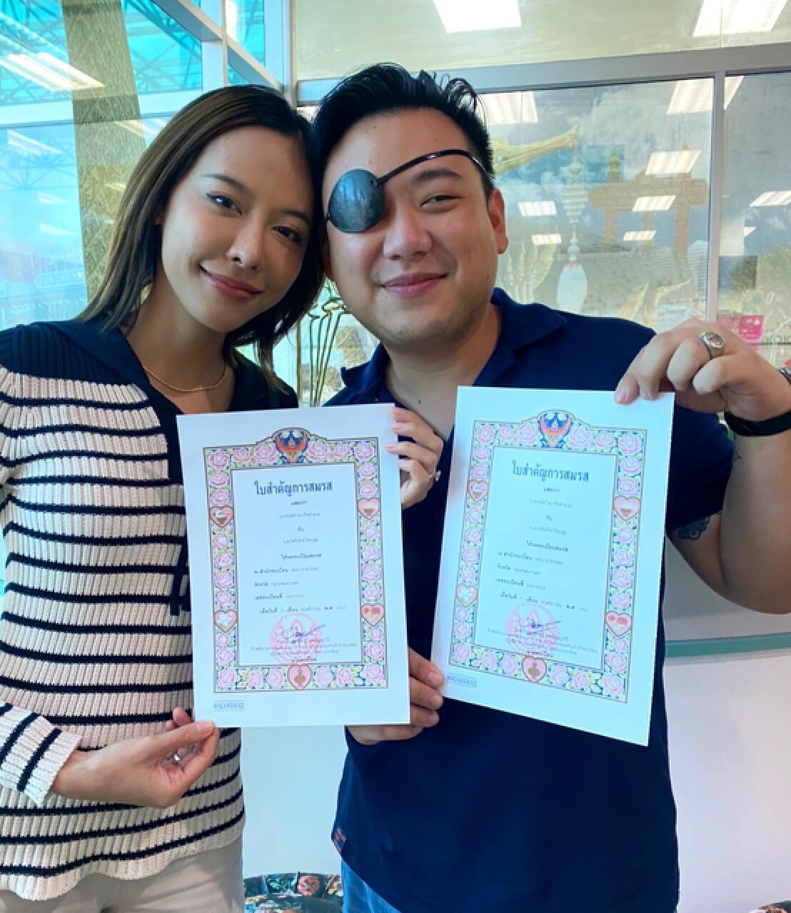หวาน! "ไฮโซลูกนัท" สละโสดแล้ว โพสต์จดทะเบียนสมรสแฟนสาวอย่างเรียบง่าย