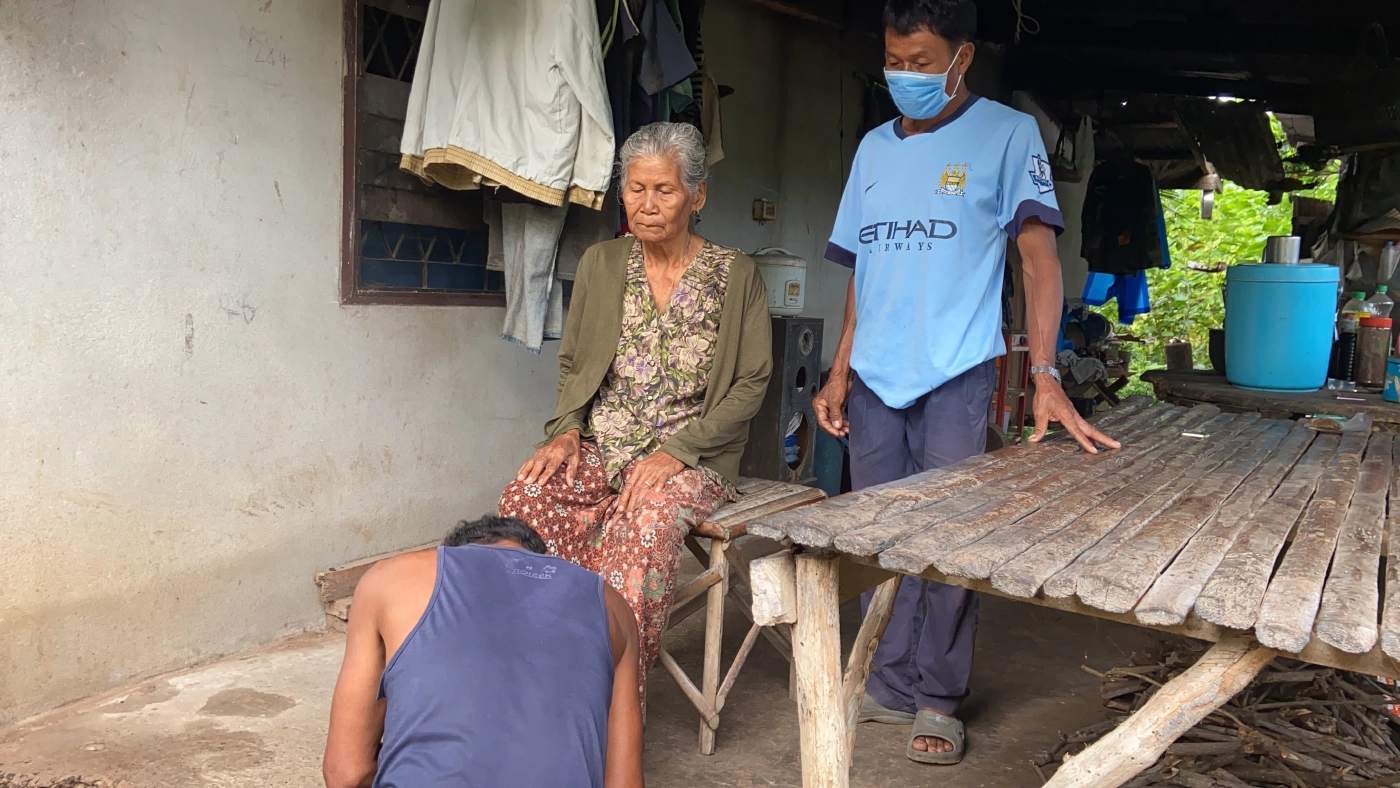 ลูกขี้เมาเผาบ้านสำนึกผิดกราบเท้าขอโทษแม่รับปากจะปรับปรุงตัว