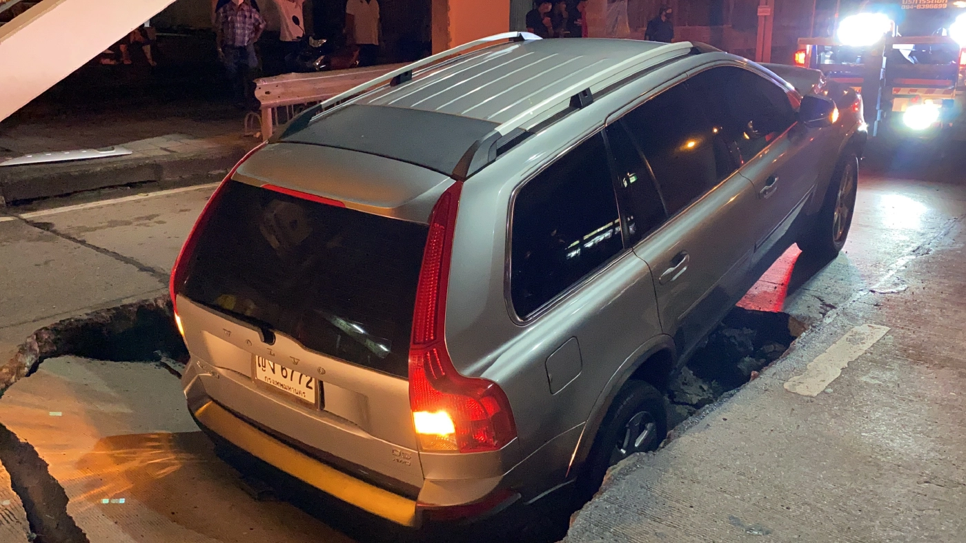 โชคไม่ดี รถเก๋ง-จยย. ขับมาดีๆถนนทรุดตกหลุมได้รับบาดเจ็บ