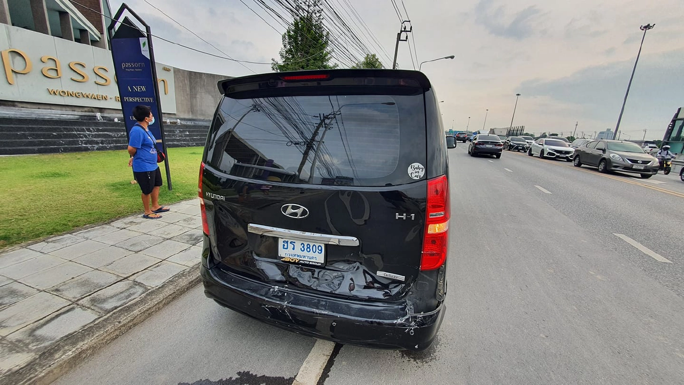 รถเก๋งเบรกไม่อยู่ พุ่งชนเละ 2 คัน 