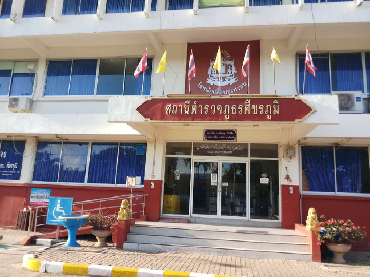 ชุดสืบสวน สภ.ศีขรภูมิ ล่อซื้อยาบ้าลูกชายผู้ใหญ่บ้าน ได้ 30 เม็ด