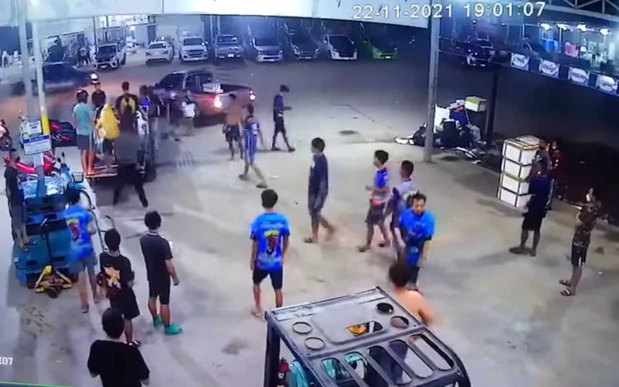 เถื่อน! แก๊งโจ๋ตลาดทะเลไทย ยกพวกรุมทำร้ายอริเจ็บหนัก