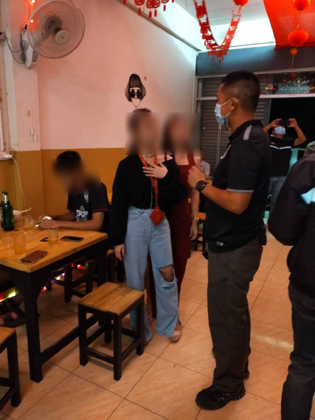 ตำรวจเชียงรายจับร้านอาหารฝ่าฝืนขายเหล้า
