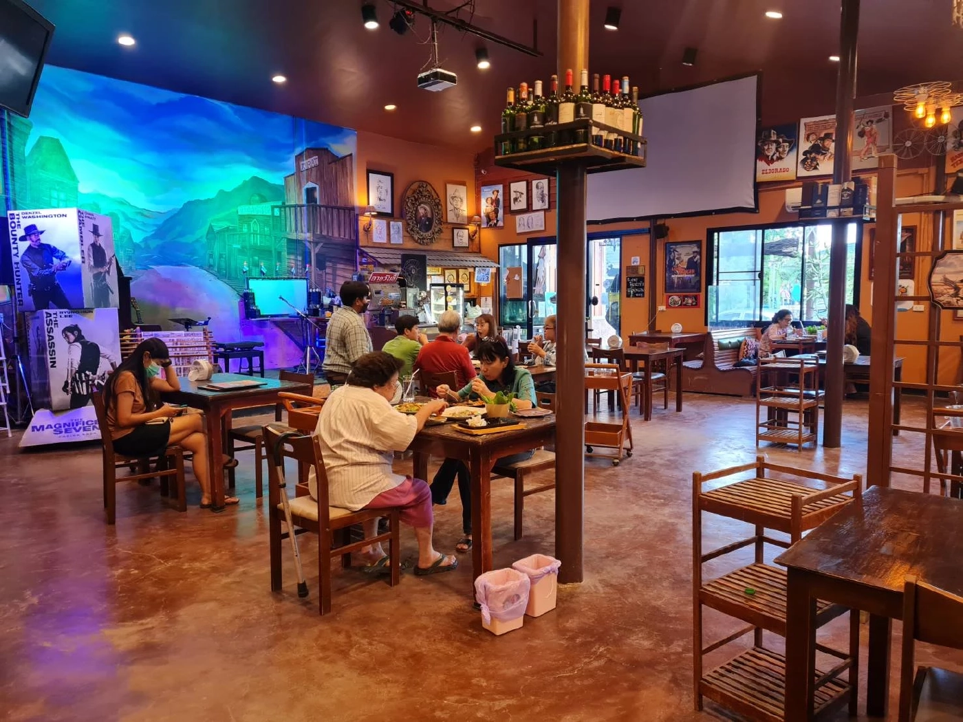 ชมรมร้านอาหารวอนรัฐบาลต่อลมหายใจ เร่งเปิดผับบาร์