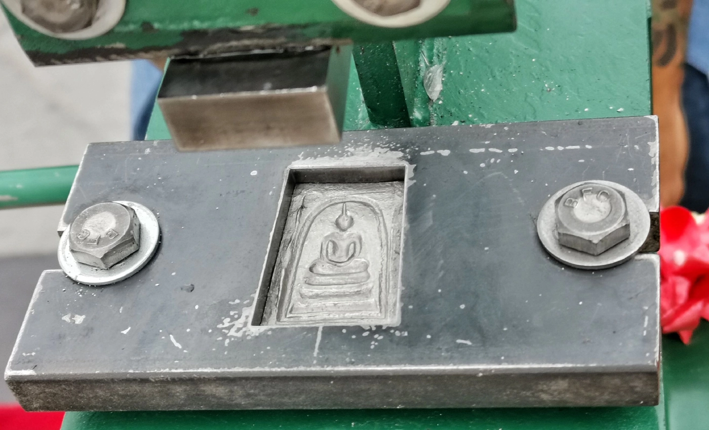 กดพิมพ์นำฤกษ์ พระสมเด็จวัดระฆัง รุ่นอนุสรณ์ครบรอบ 150 ปี