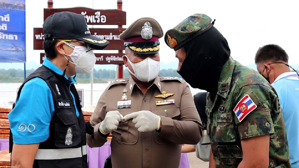 นรข.ยึดกัญชาซุกริมโขง รอนานกว่า 4 ชม.ไร้เงาคนรับ