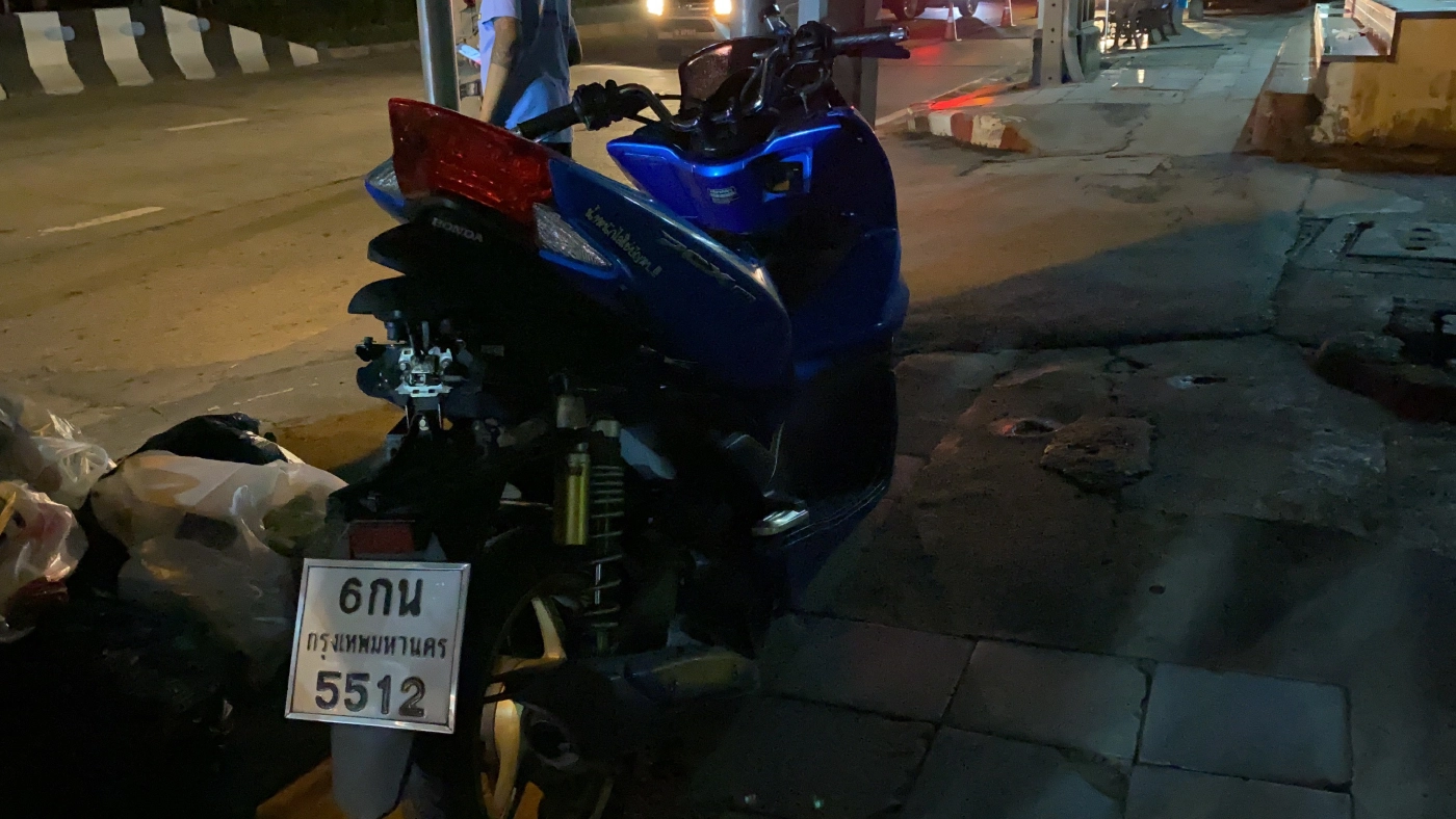 โชคไม่ดี รถเก๋ง-จยย. ขับมาดีๆถนนทรุดตกหลุมได้รับบาดเจ็บ