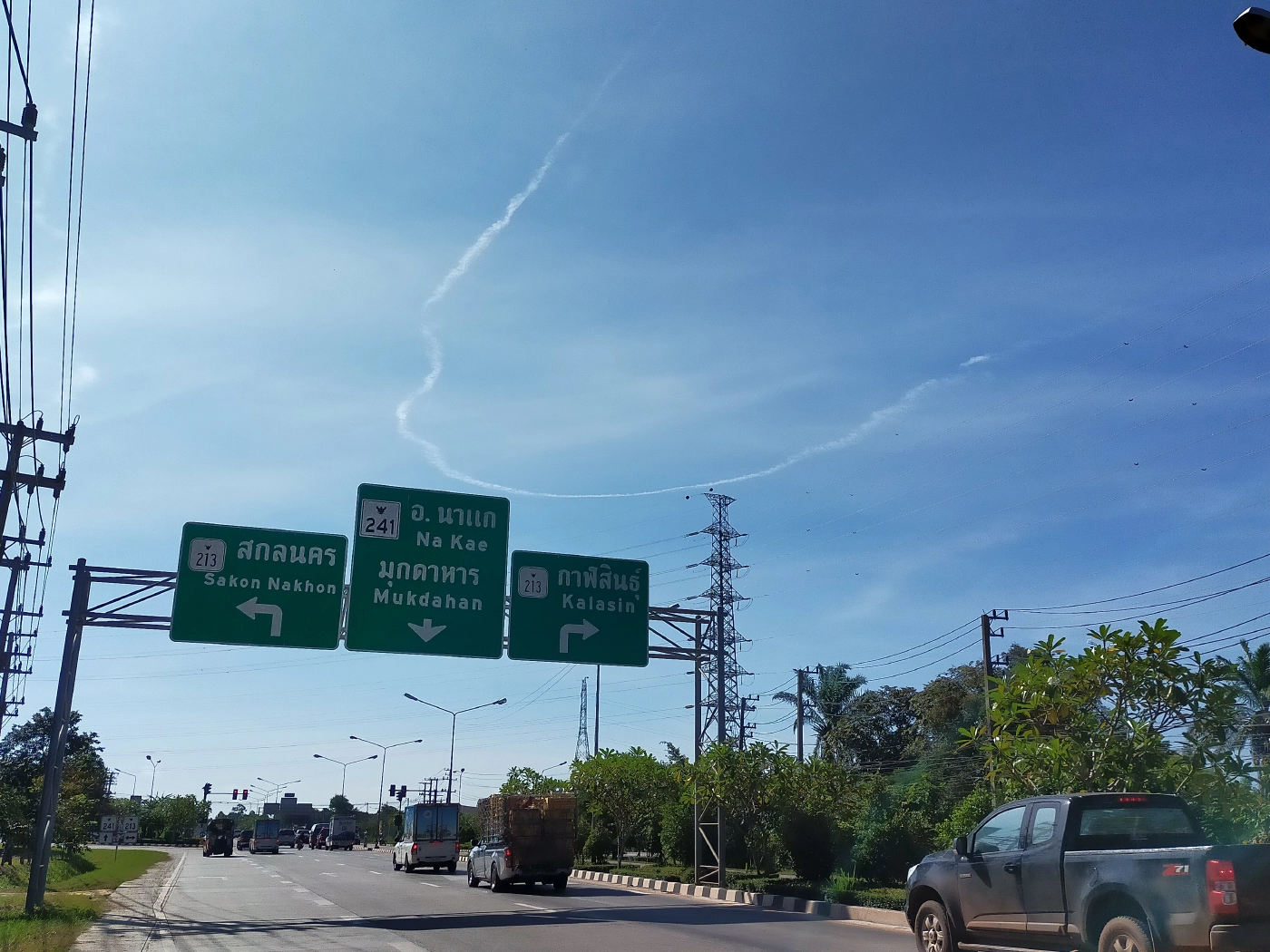 ตื่นควันจรวดปริศนา พุ่งเหนือท้องฟ้าสกลนคร 2 ลูก