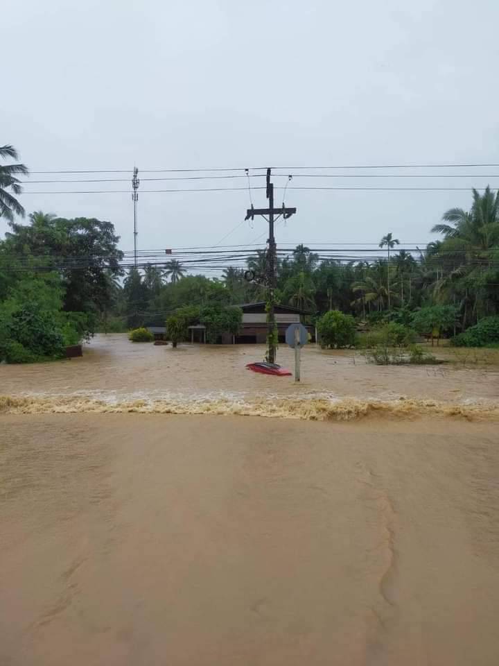 รฟท.บรรทุกหิน 2 ขบวน แก้น้ำท่วมย่านสถานีสวี