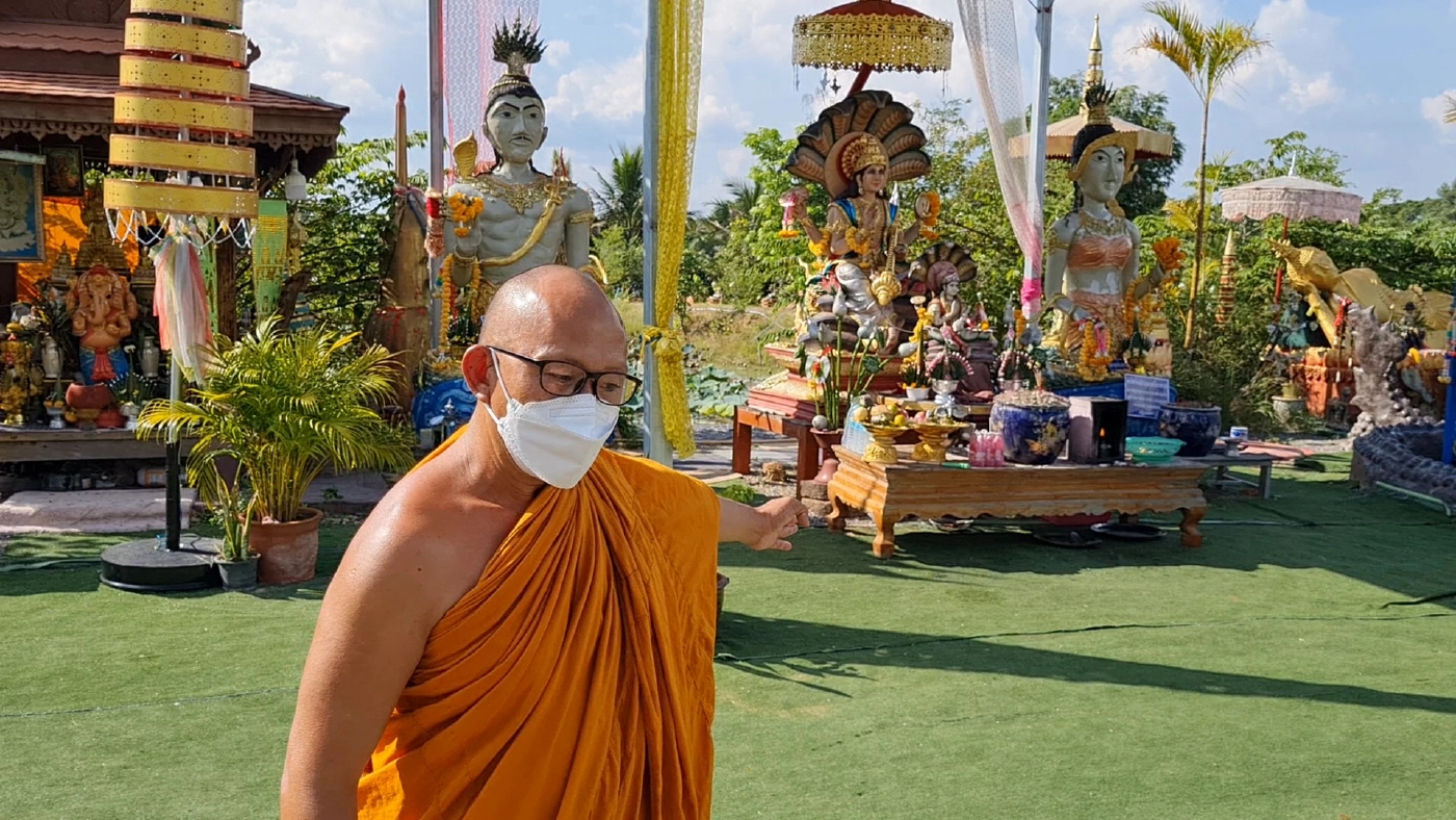 ฮือฮา!ภาพปริศนาขณะไลฟ์สดงานทอดกฐินวัดสันป่าตึงวนาราม