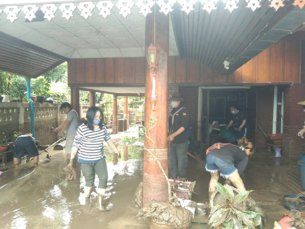 น้ำป่าซัดบ้านเรือนเสียหาย 17 หลังชาวบ้านย้ายข้าวของไม่ทัน
