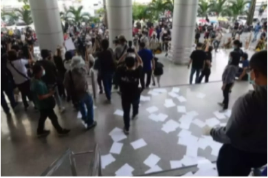 ศาลสั่งคุกเพิ่ม "เบนจา-ณัฐชนน" ก่อม็อบจี้ปล่อยแกนนำราษฎรหน้าบันไดศาล