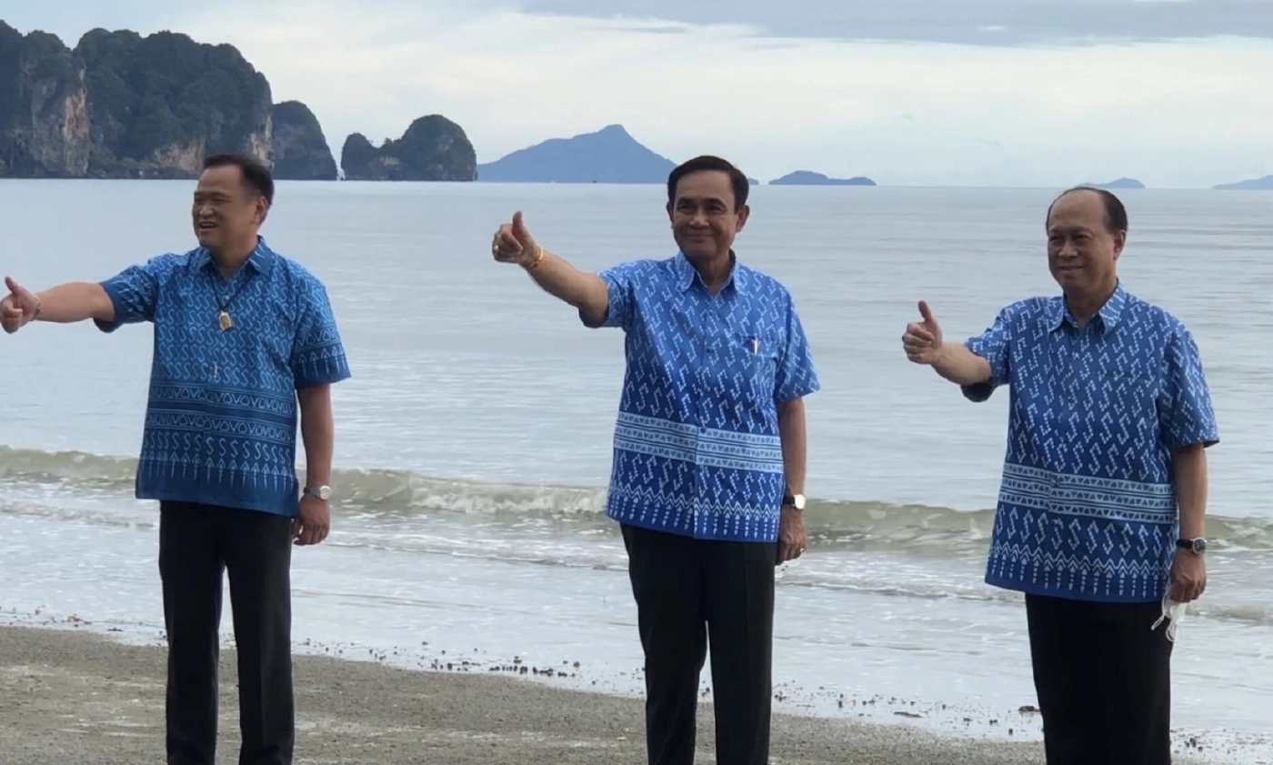 นายกฯ พร้อมคณะ สวมเสื้อพระราชทานเดินชิล "ย้ำไม่ได้มาหาเสียง"