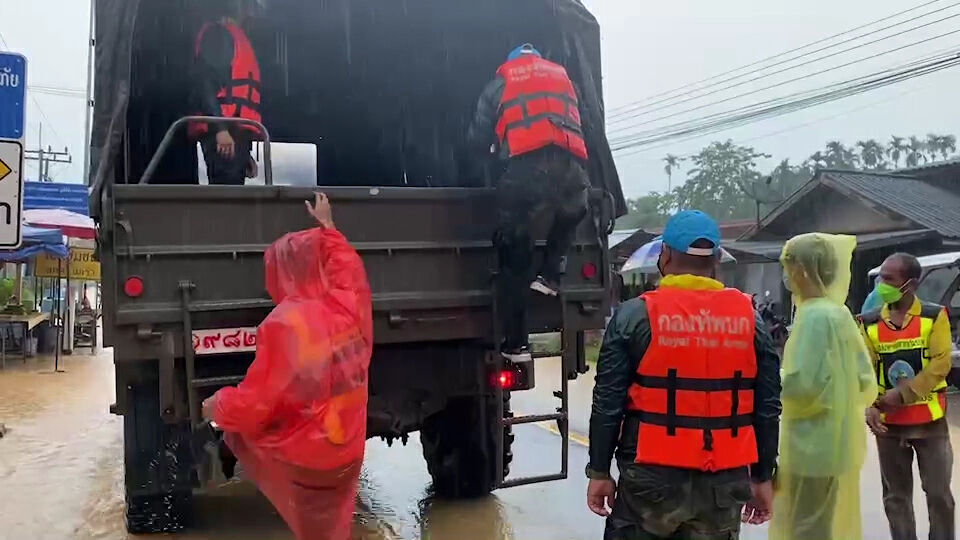 อ.กระบุรีน้ำท่วมสูงต่อเนื่องฝนตกหนักติดต่อเฝ้าระวังดินสไลด์