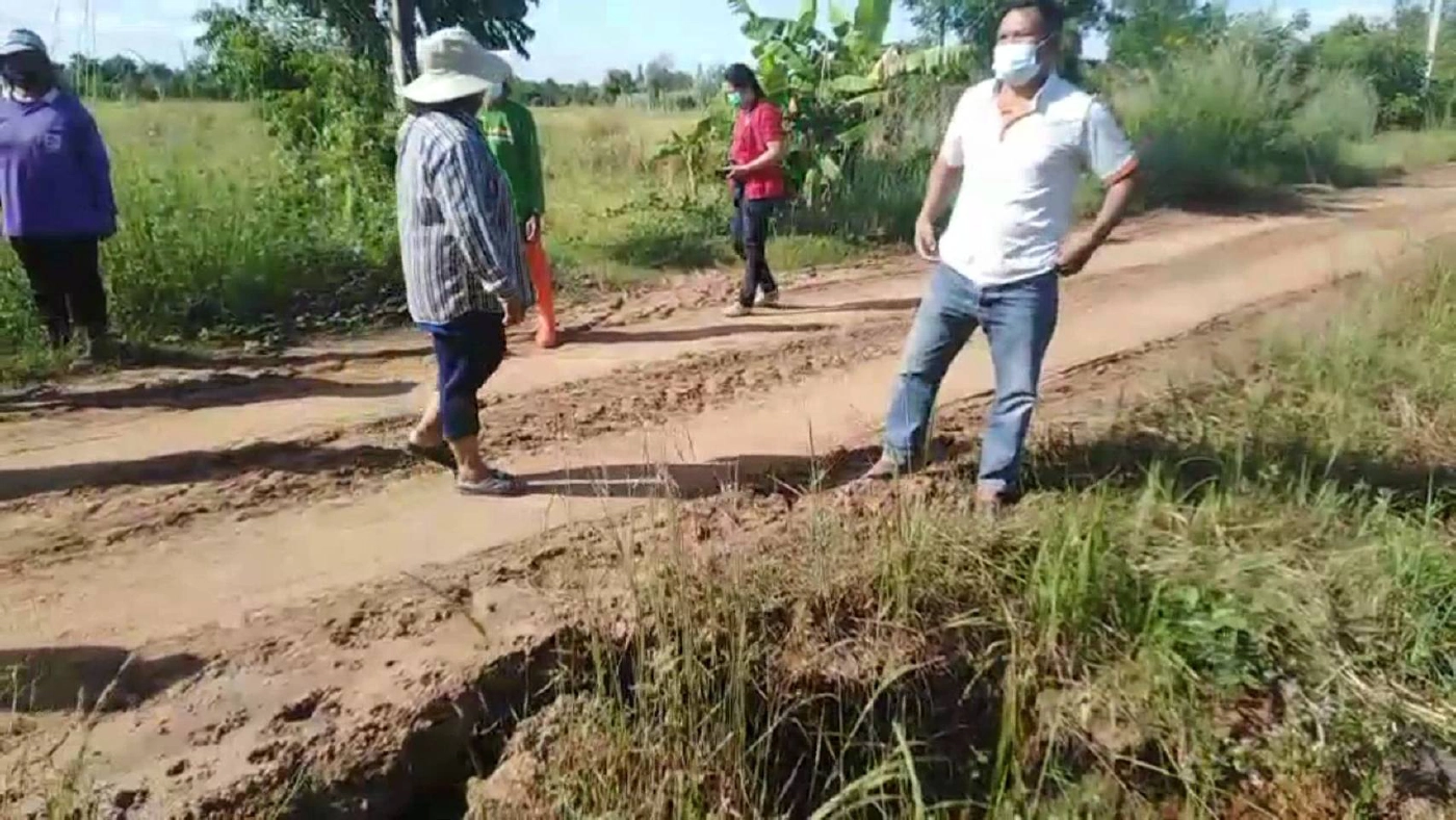 หลังน้ำท่วมลดชาวห้วยต้อนทนรอไม่ไหวลงขันซ่อมถนนพังกันเอง