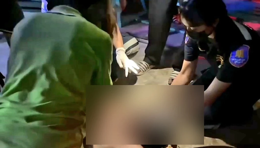 หนุ่มลงไปเก็บเงินในกระทงพลาดท่าจมน้ำดับคู่ ทั้งคนลงไปช่วย