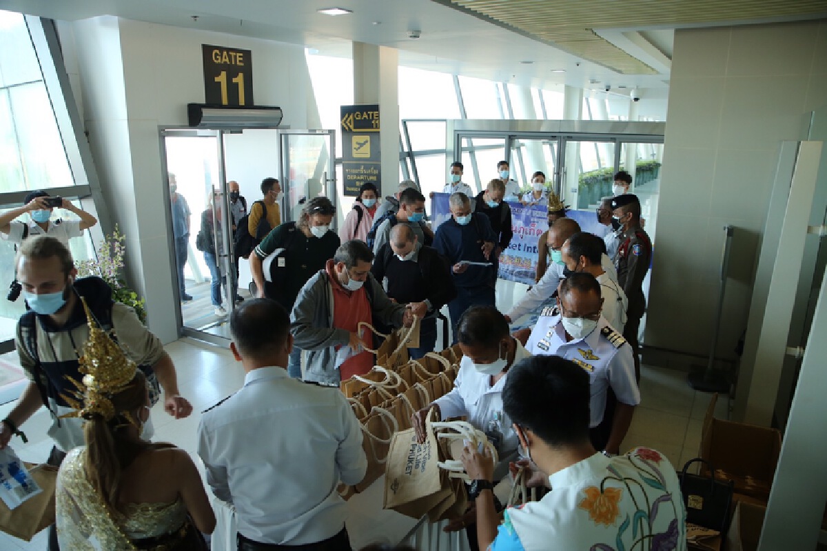 สนามบินภูเก็ตต้อนรับ เที่ยวบินปฐมฤกษ์เปิดประเทศ