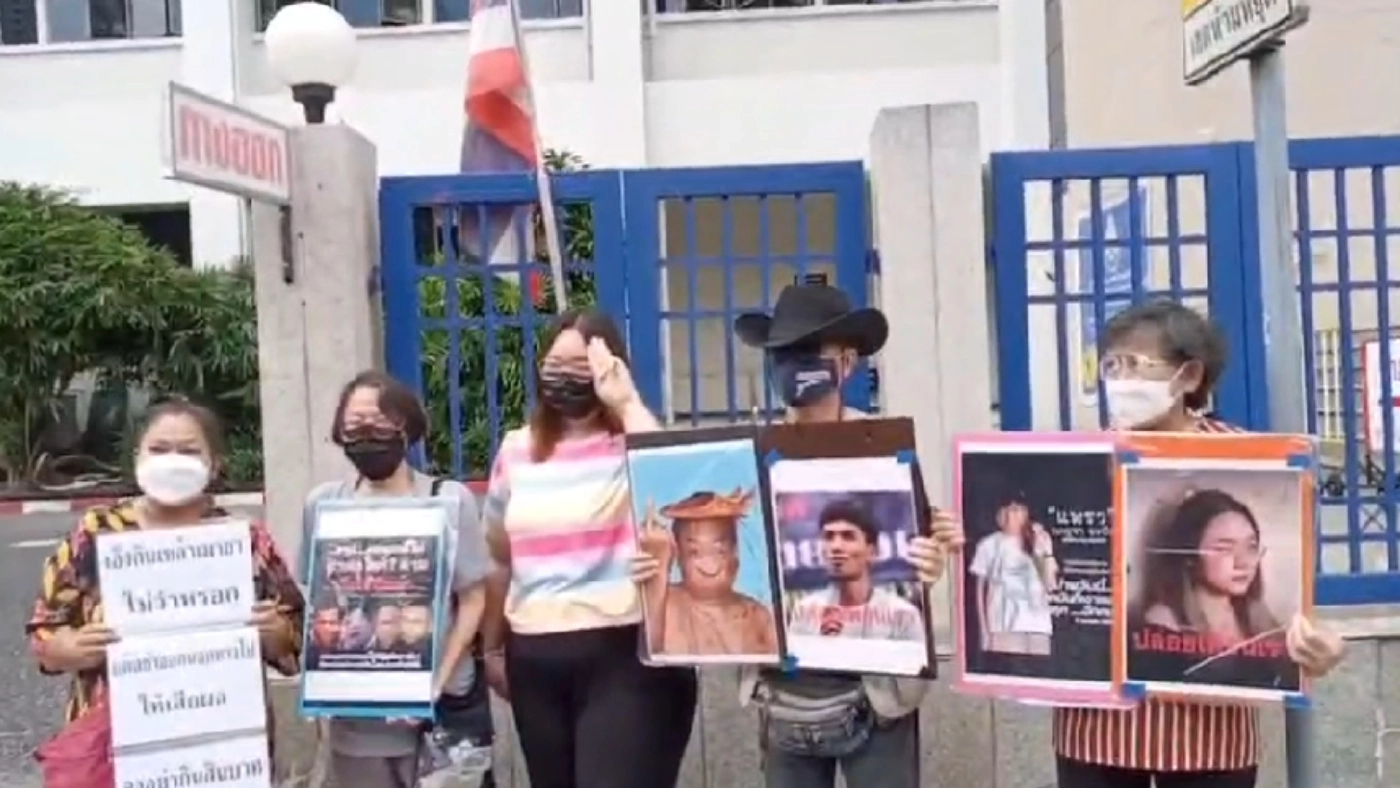 "รุ้ง ปนัสยา" ขึ้นศาลคดี ม.112 ใส่ครอปท็อปเดินห้าง