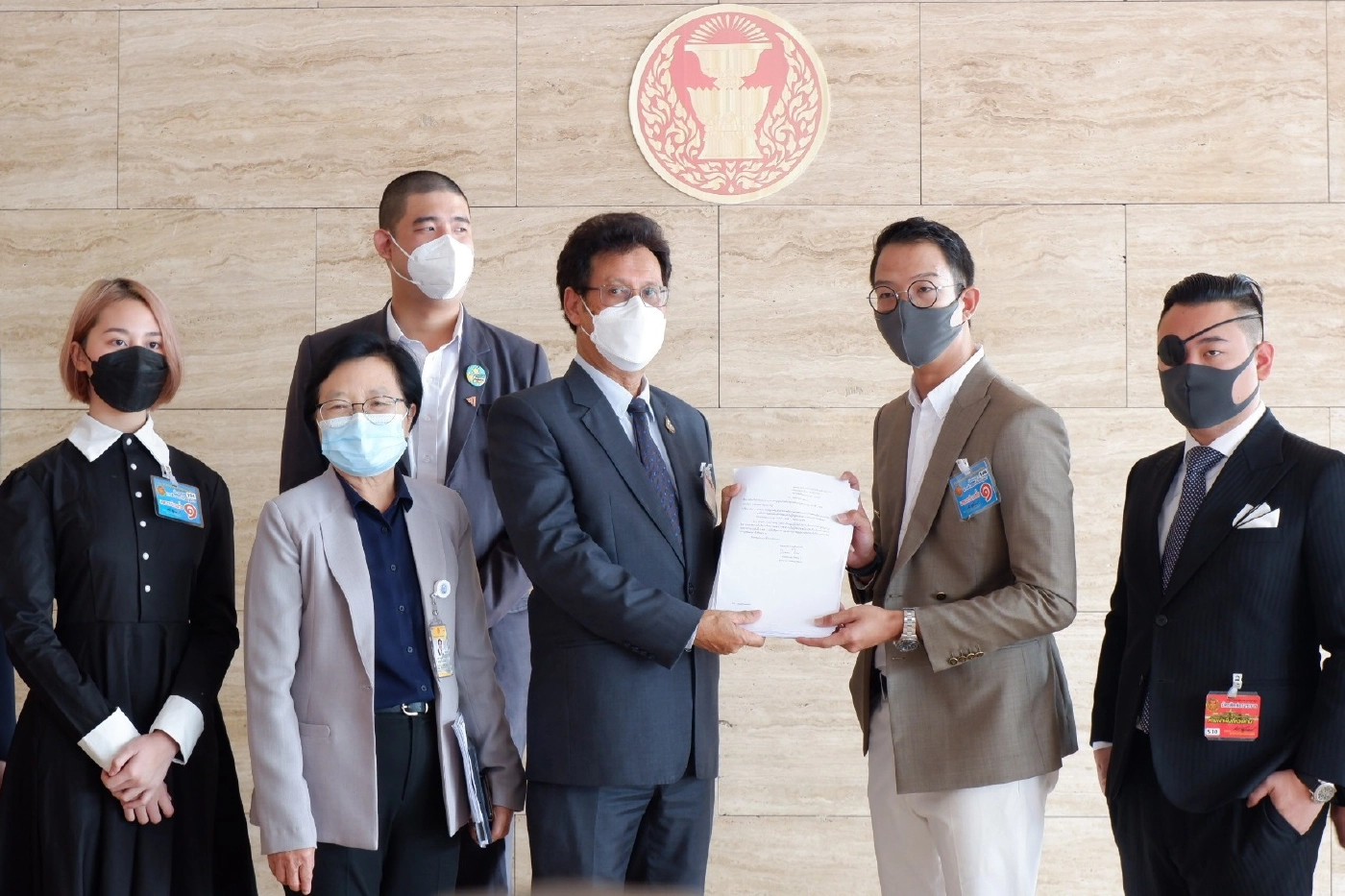 “ไข่เน่า” ควง “ไฮโซลูกนัท” ยื่นหนังสือประธานสภาฯ ขอดันหนังโป๊ถูกกฎหมาย