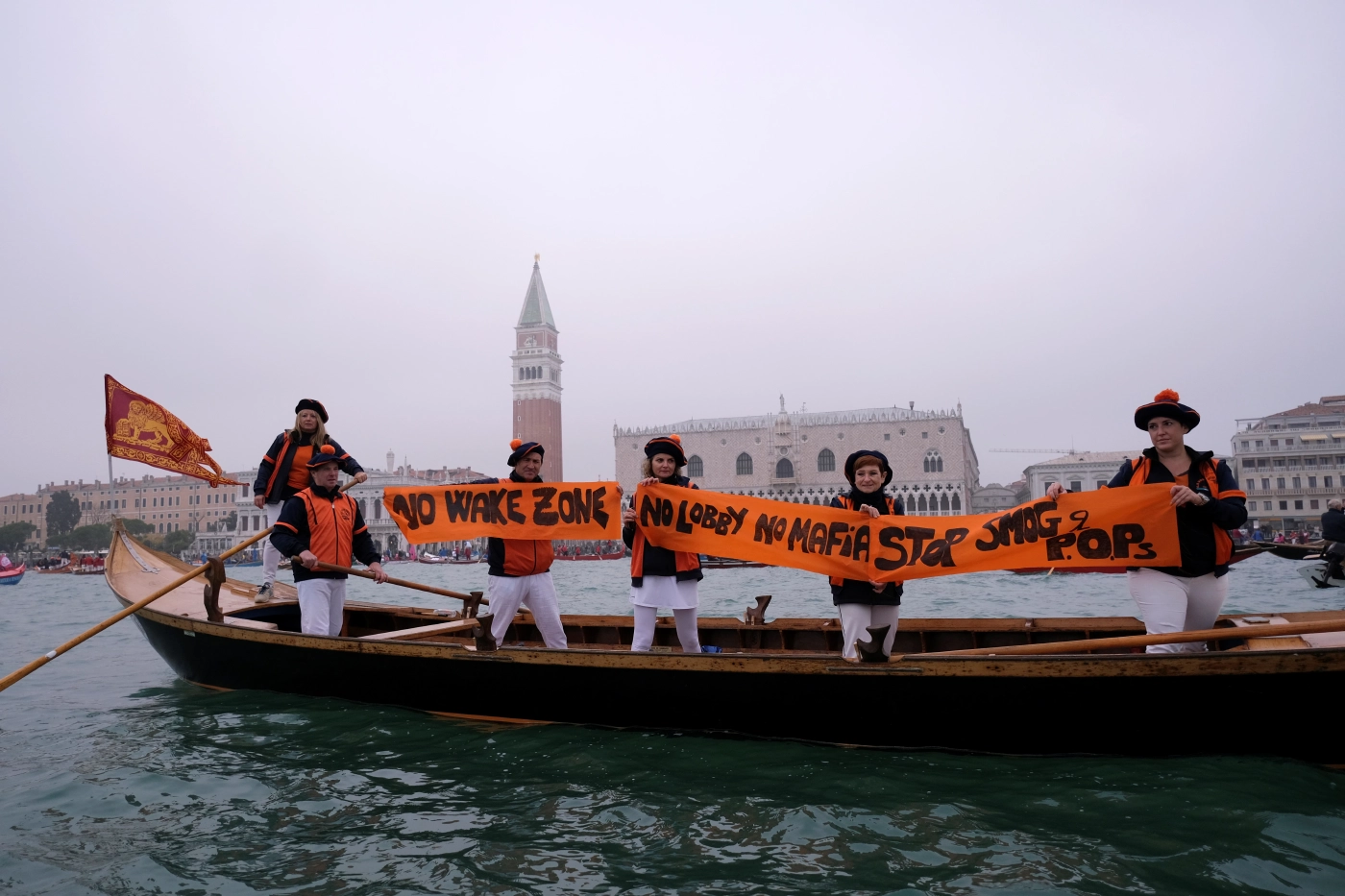 ชาวเวนิสพายเรือประท้วง รัฐบาลเมืองเอาใจแต่นักท่องเที่ยว