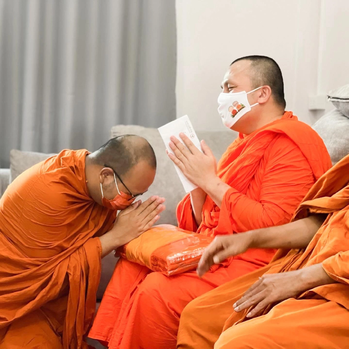 "พระมหาไพรวัลย์ วรวณฺโณ" และ "พระมหาสมปอง ตาลปุตโต" แห่งวัดสร้อยทอง