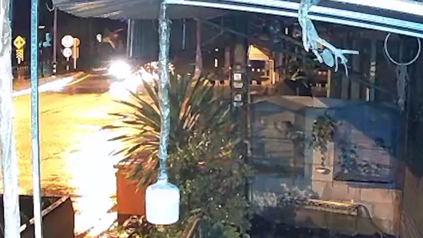 กระบะชนจยย.สยองกลางสี่แยก สาวดับคาที่