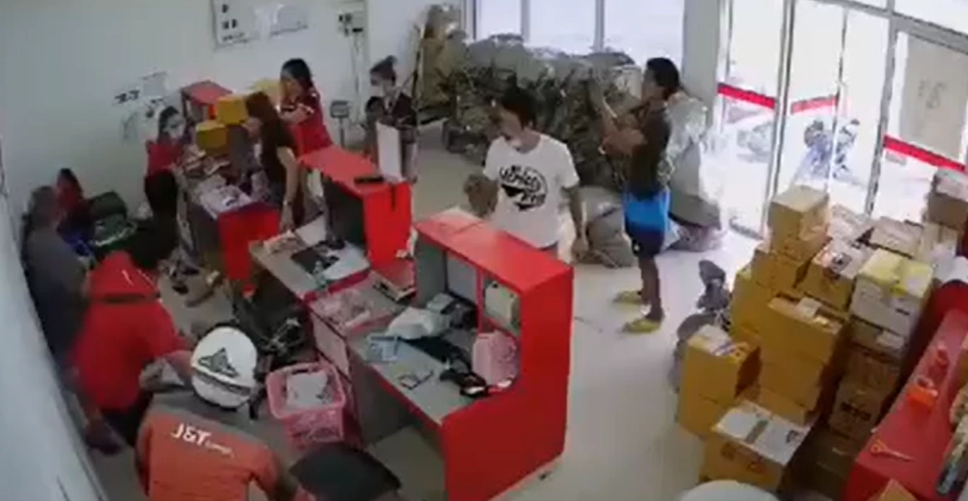 เดือด! แก๊งวัยรุ่นฉุนพูดจาไม่เข้าหู รุมทำร้าย พนง.ส่งพัสดุ 