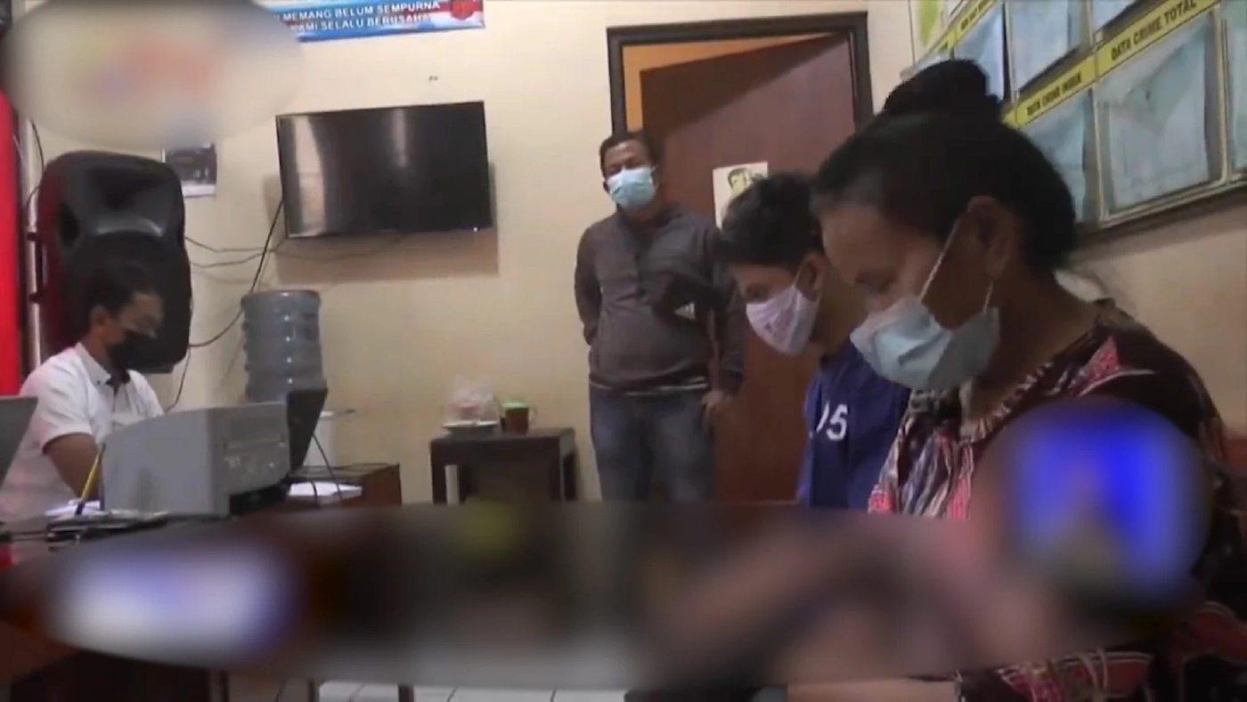 หนุ่มอินโดฯรื้อหลังคาขายเพื่อแฟนสาว