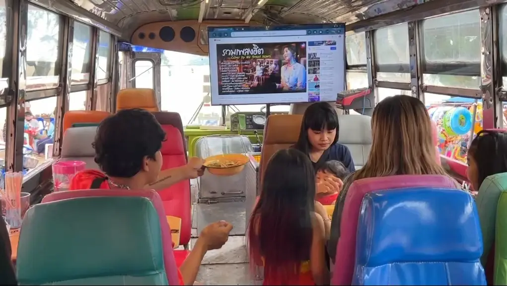 พ่อค้าก๋วยเตี๋ยวดิ้นสู้โควิด ใช้รถบัสแทนร้าน